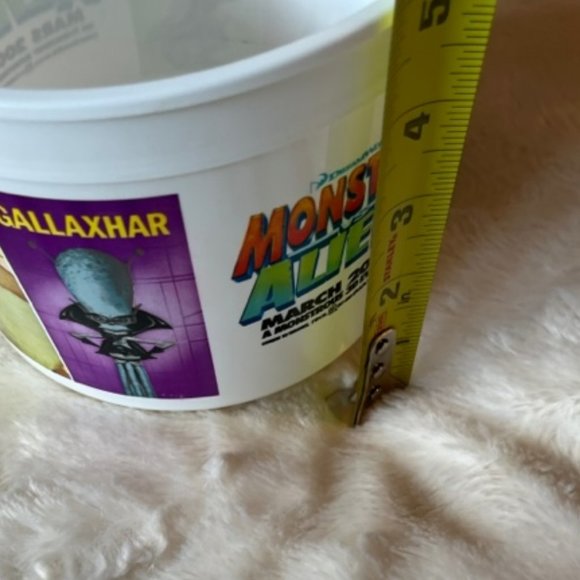 Dreamworks Monsters Versus Aliens 2009 Popcorn Bucket - Picture 10 of 11